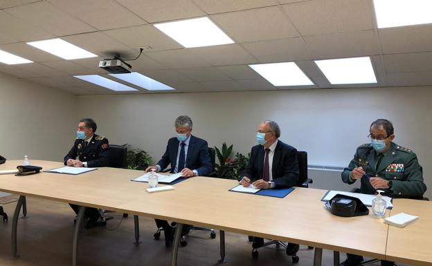 Moemnto de la firma del convenio. 