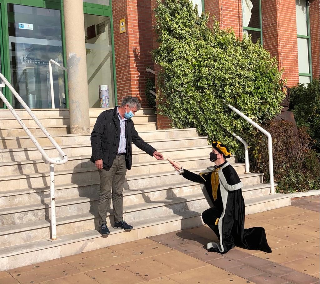 Visita sorpresa del paje de los Reyes Magos al alcalde de Arroyo, Sarbelio Fernández. 