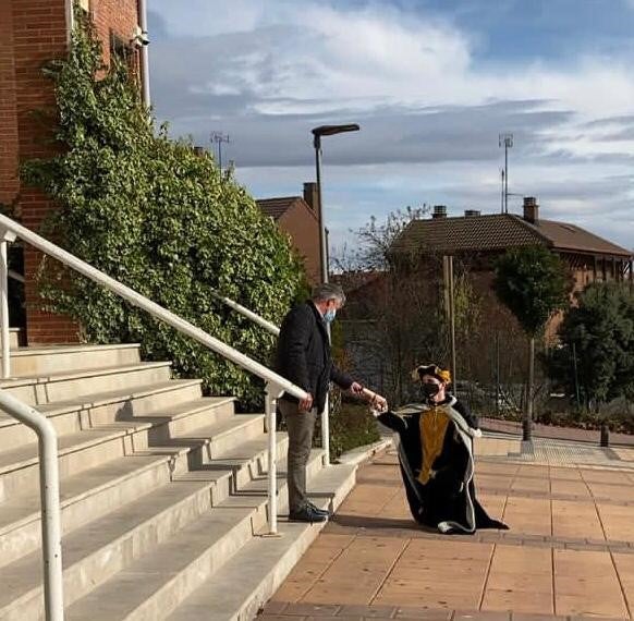 Visita sorpresa del paje de los Reyes Magos al alcalde de Arroyo, Sarbelio Fernández. 