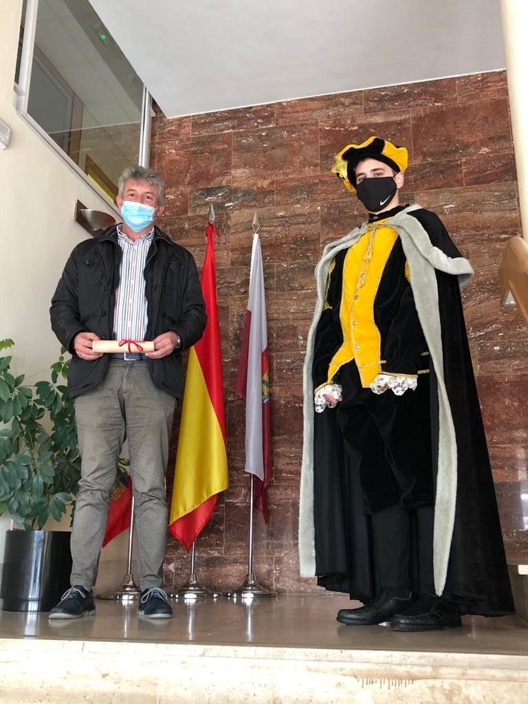 Visita sorpresa del paje de los Reyes Magos al alcalde de Arroyo, Sarbelio Fernández. 