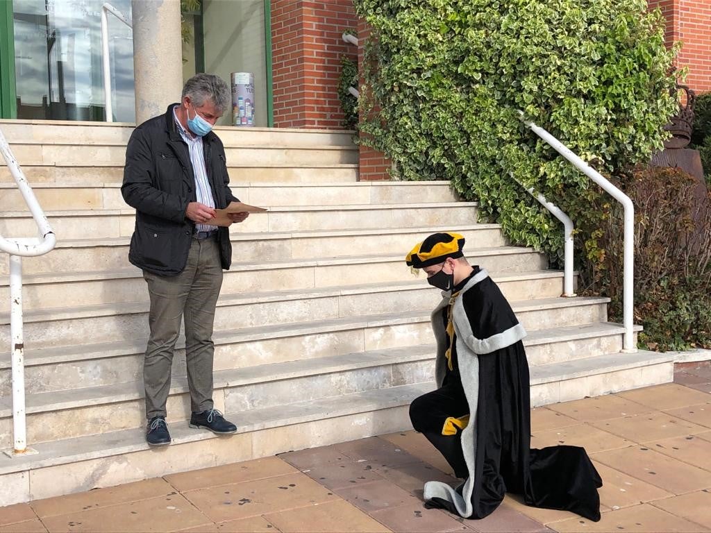 Visita sorpresa del paje de los Reyes Magos al alcalde de Arroyo, Sarbelio Fernández. 