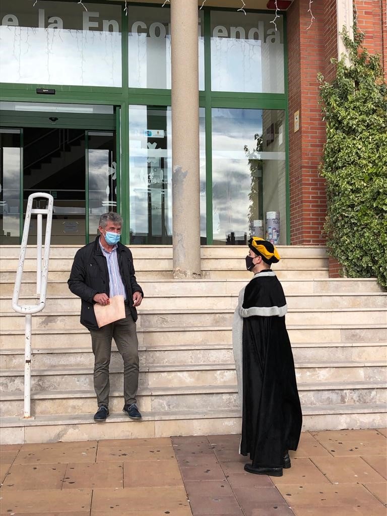 Visita sorpresa del paje de los Reyes Magos al alcalde de Arroyo, Sarbelio Fernández. 