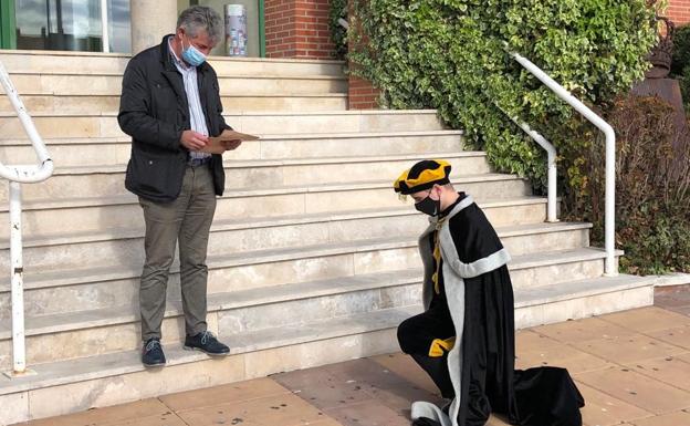 Sarbelio Fernández lee emocionado en las escaleras de acceso al Ayuntamiento de Arroyo la misiva que le acababa de entregar el paje de los Reyes Magos de Oriente. 