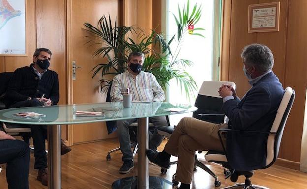 El alcalde de Arroyo y los representantes de los comerciantes y hosteleros del municipio departieron en el despacho del máximo edil arroyano. 