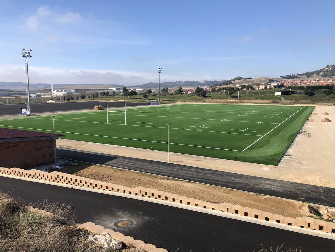 El campo principal de rugby ya está finalizado, mientras que los vestuarios, en primer término, están a expensas de lucir la fachada. 
