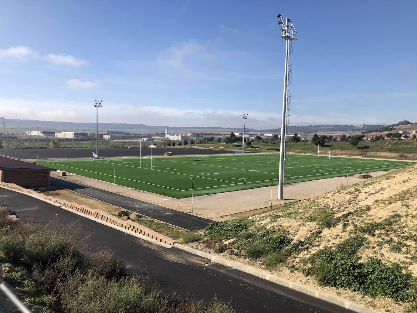 El campo principal de rugby ya está finalizado, mientras que los vestuarios, en primer término, están a expensas de lucir la fachada. 