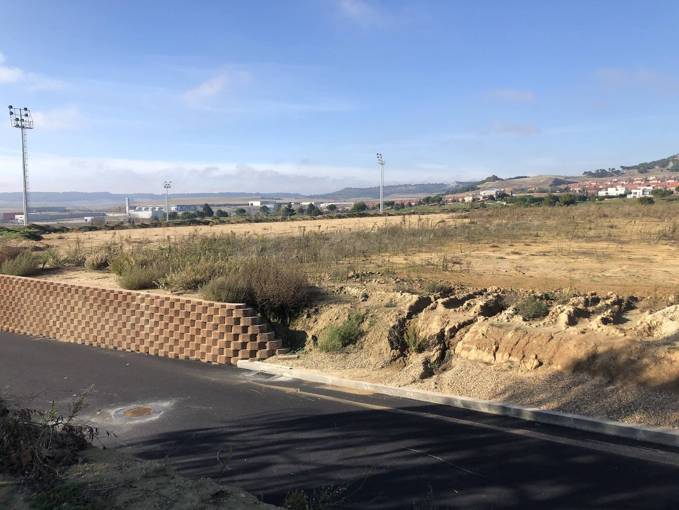 El campo principal de rugby ya está finalizado, mientras que los vestuarios, en primer término, están a expensas de lucir la fachada. 