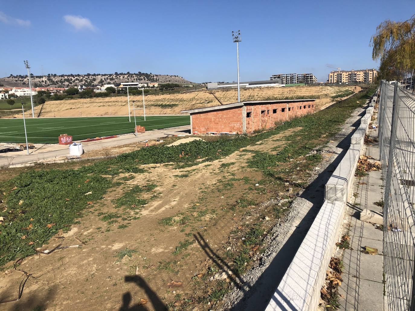 El campo principal de rugby ya está finalizado, mientras que los vestuarios, en primer término, están a expensas de lucir la fachada. 