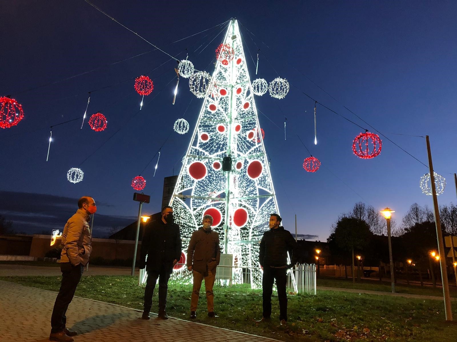 Arcos iluminados de acceso a la Plaza España de La Flecha con el árbol de Navidad al fondo. 