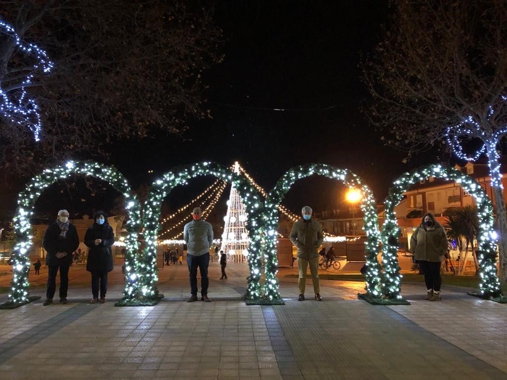 Arcos iluminados de acceso a la Plaza España de La Flecha con el árbol de Navidad al fondo. 