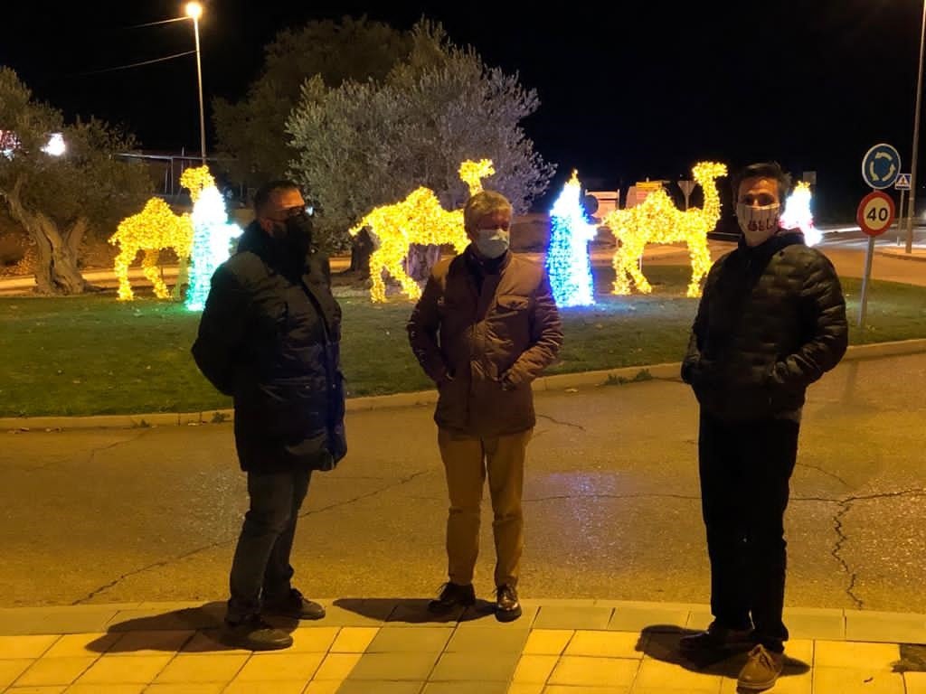 Arcos iluminados de acceso a la Plaza España de La Flecha con el árbol de Navidad al fondo. 