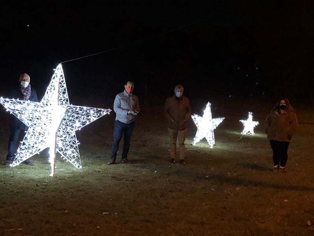 Arcos iluminados de acceso a la Plaza España de La Flecha con el árbol de Navidad al fondo. 