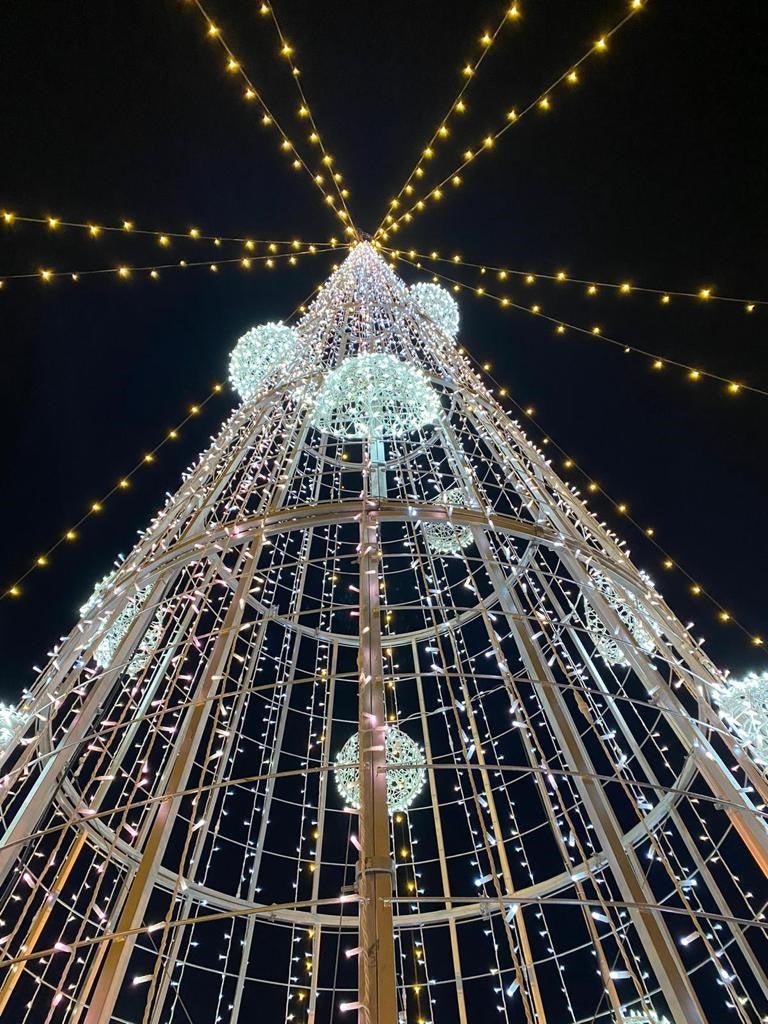 Arcos iluminados de acceso a la Plaza España de La Flecha con el árbol de Navidad al fondo. 