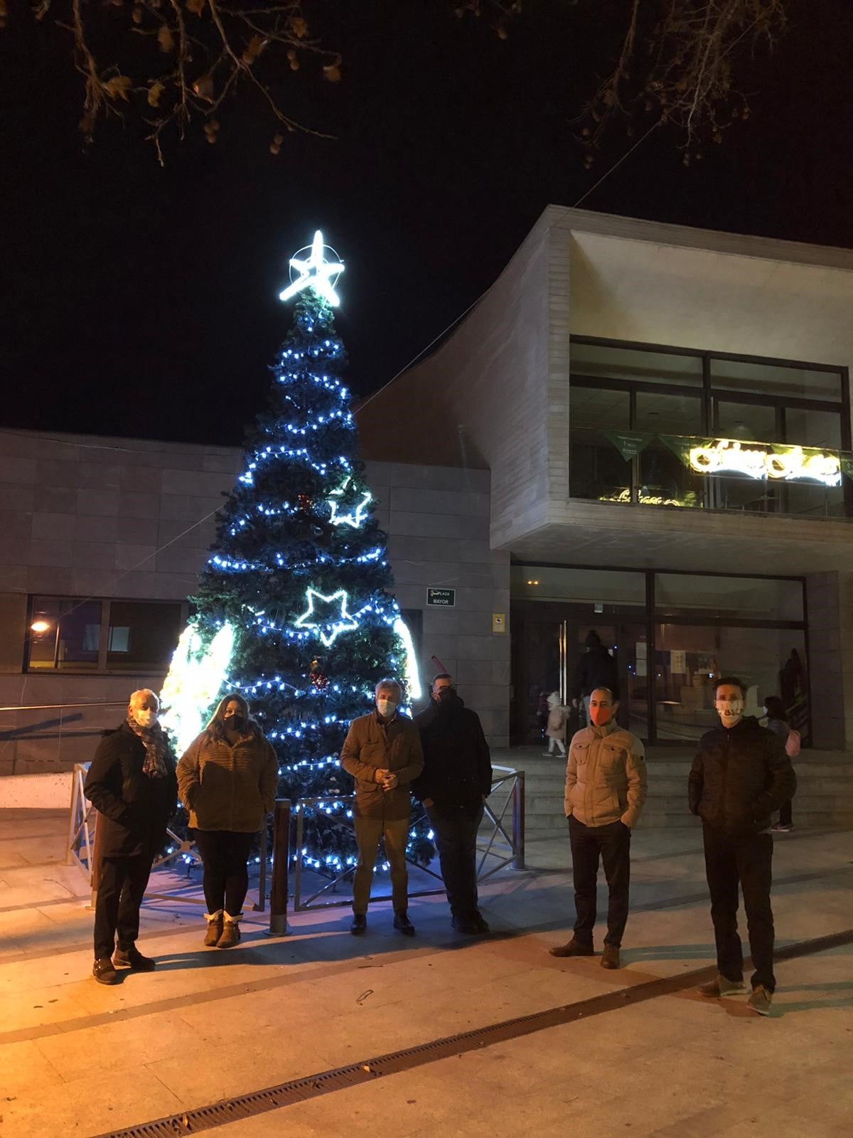 Arcos iluminados de acceso a la Plaza España de La Flecha con el árbol de Navidad al fondo. 