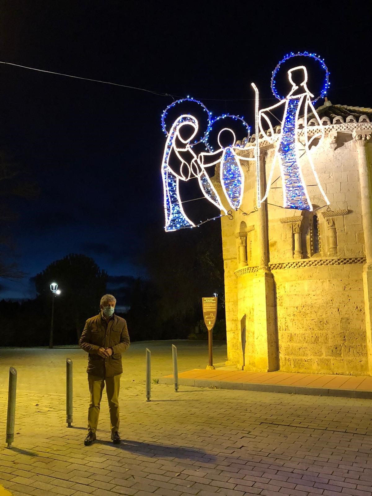 Arcos iluminados de acceso a la Plaza España de La Flecha con el árbol de Navidad al fondo. 