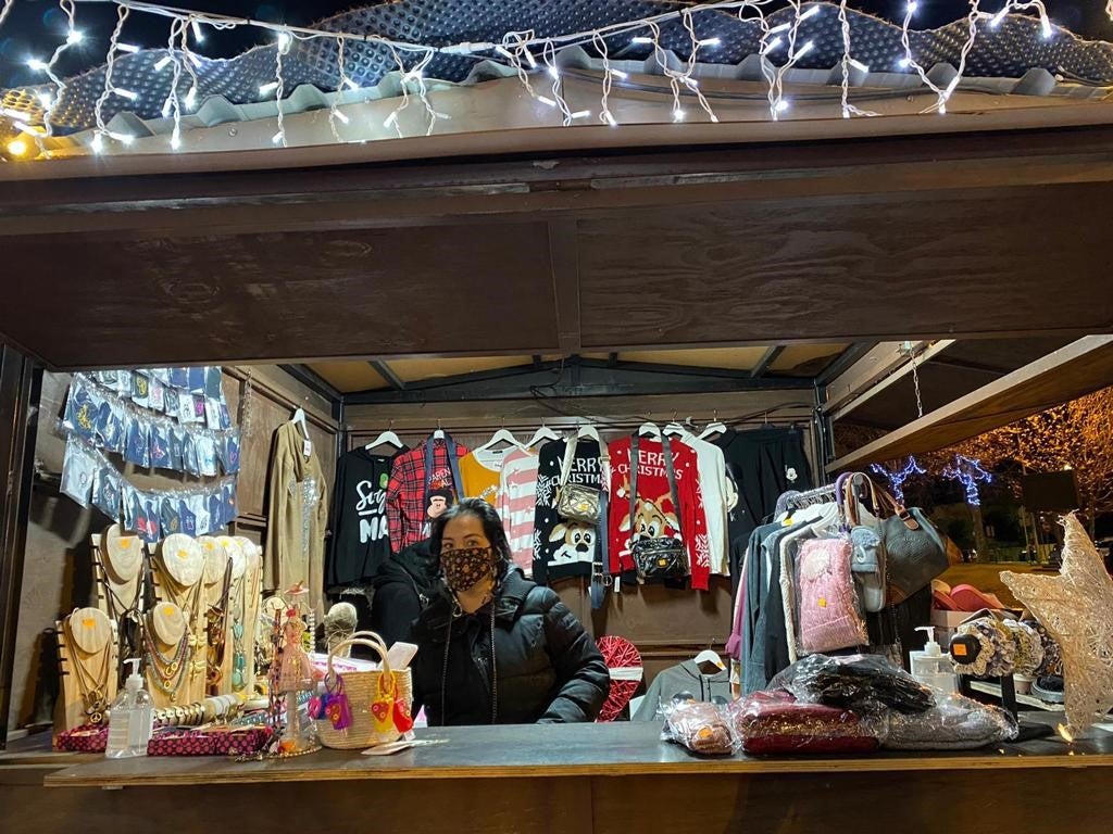 El árbol de Navidad preside el centro de la Plaza España de La Flecha rodeado de los puestos y atracciones que conforman el Mercado de Navidad de Arroyo de la Encomienda. 