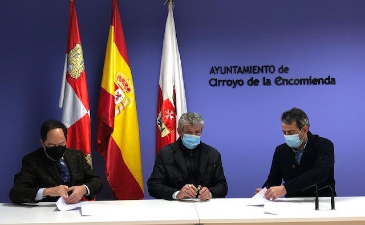 Firma del convenio entre el alcalde del Ayuntamiento de Arroyo de la Encomienda, Sarbelio Fernández Pablos, y el Presidente de ACOA -Asociación de Comercio de Arroyo-, José Manuel Galeano Avilés,. 