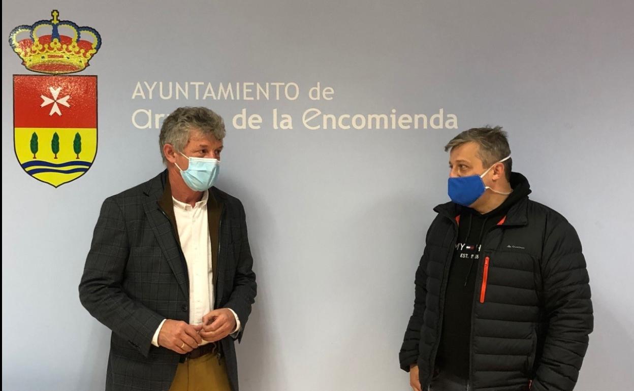 El alcalde de Arroyo, Sarbelio Fernández, con el presidente de la Asociación de Hostelería de Arroyo, Óscar Herrera Ramos. 