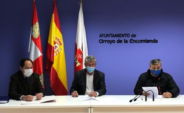 Firma del convenio con los hosteleros de Arroyo en la sala de prensa de la Casa Consistorial. 