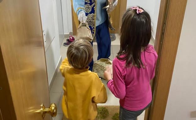 Inés y Alonso han sido de los primeros niños arroyanos afortunados con la visita del paje real. 