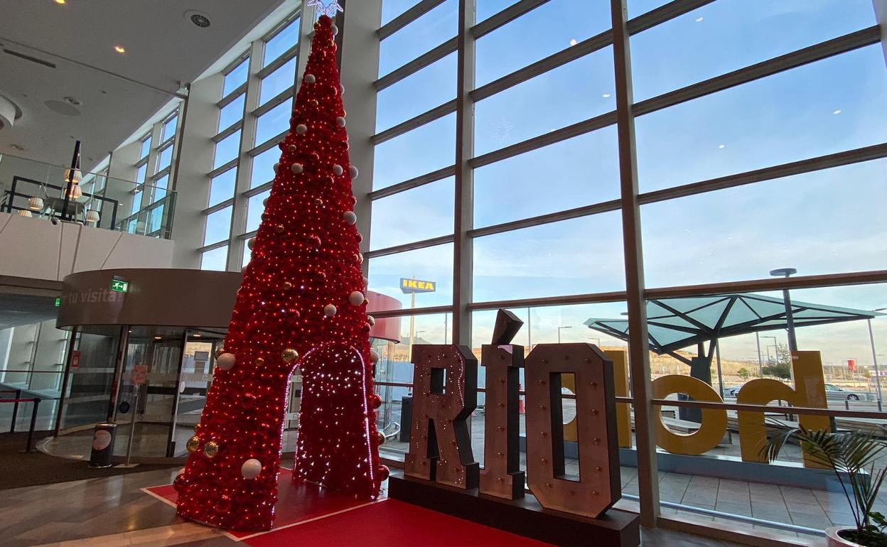 Árbol de Navidad en una de las entradas de RÍO Shopping. 