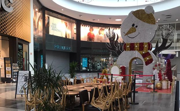 Plaza del Primark en RÍO Shopping de Arroyo. 