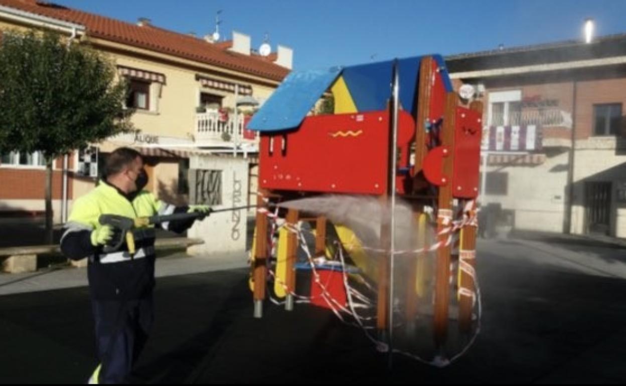 Desinfección del mobiliario de los parques infantiles de Arroyo de la Encomienda previos a su apertura. 