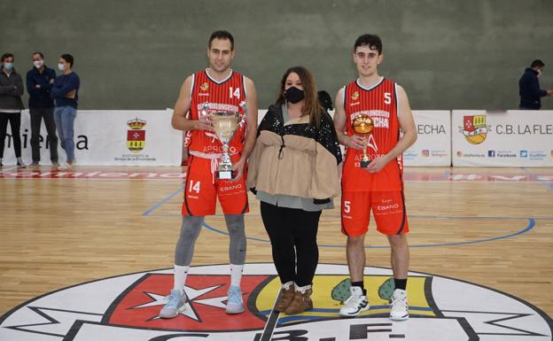 Edu Castaño, a la derecha, MVP del torneo, con el capitán del CB La Flecha, Cendón a la derecha de la imagen y la concejal de Deportes de Arroyo, Ana Sánchez, en el centro. 