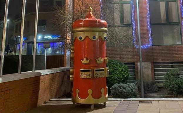 Buzón en el que hay que depositar los pasaportes con los tres sellos de comercios de Arroyo para participar en el sorteo de premios. 