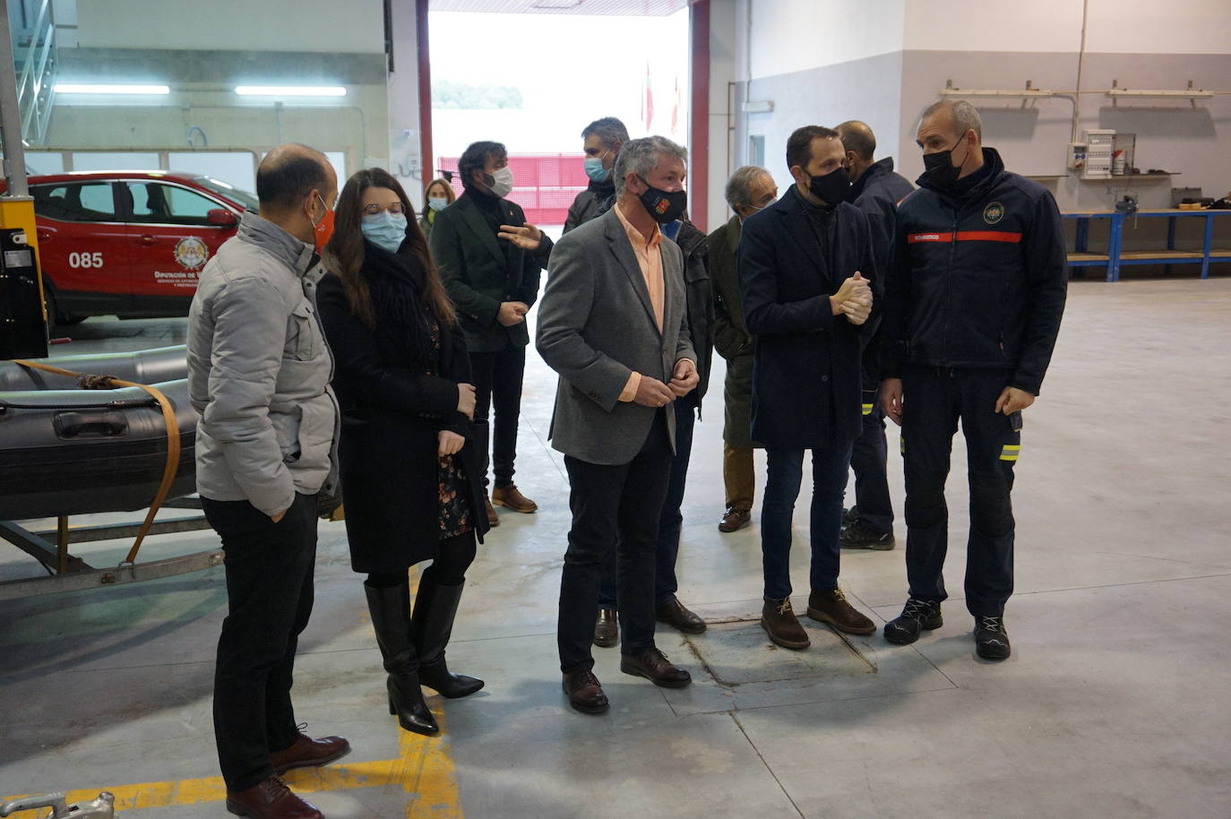 El alcalde de Arroyo, Sarbelio Fernández, dio la bienvenida a los nuevos bomberos del parque de Arroyo y les agradeció su esfuerzo y profesionalidad con los mejores deseos para el desempeño de sus funciones. 