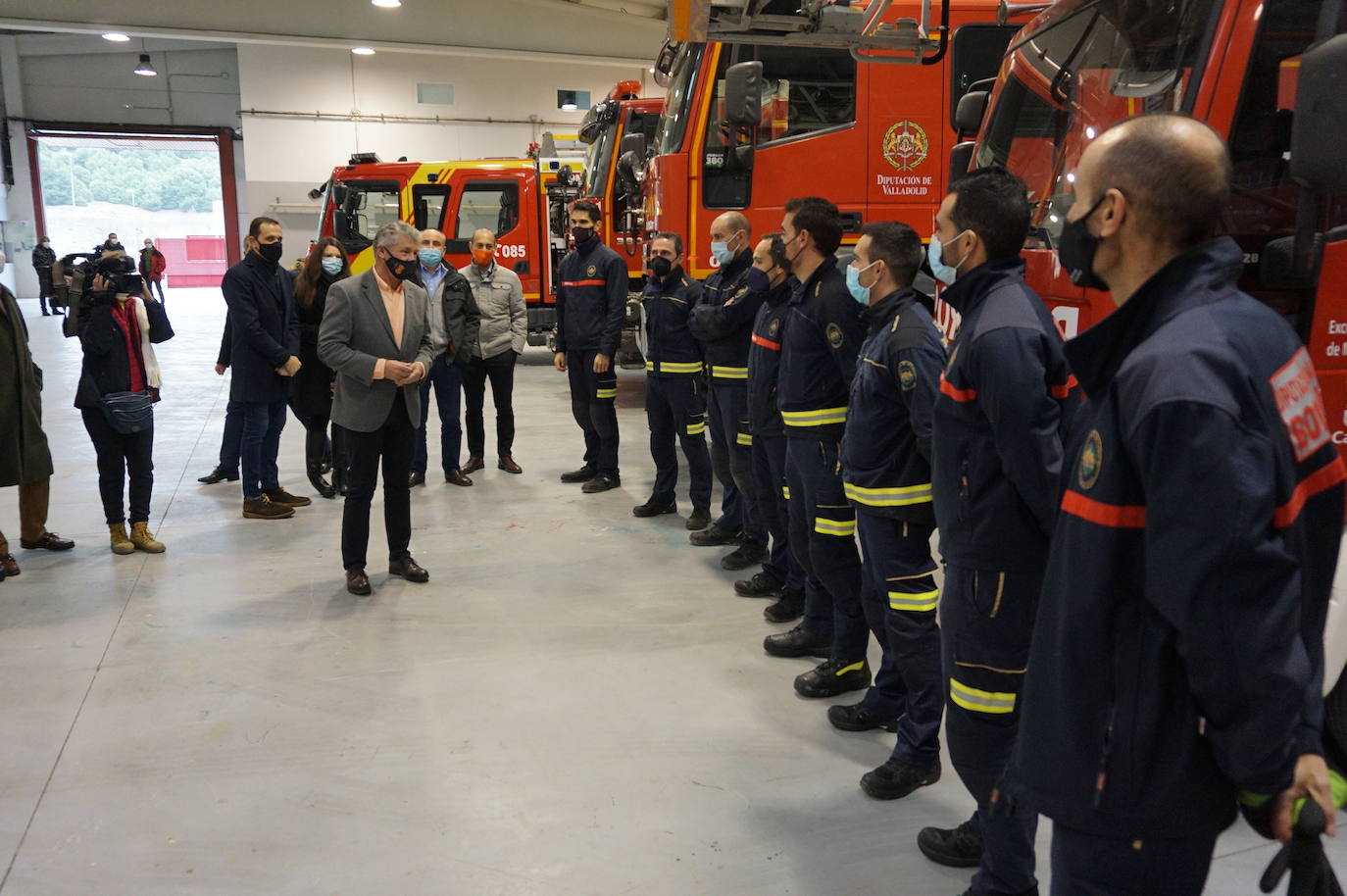 El alcalde de Arroyo, Sarbelio Fernández, dio la bienvenida a los nuevos bomberos del parque de Arroyo y les agradeció su esfuerzo y profesionalidad con los mejores deseos para el desempeño de sus funciones. 
