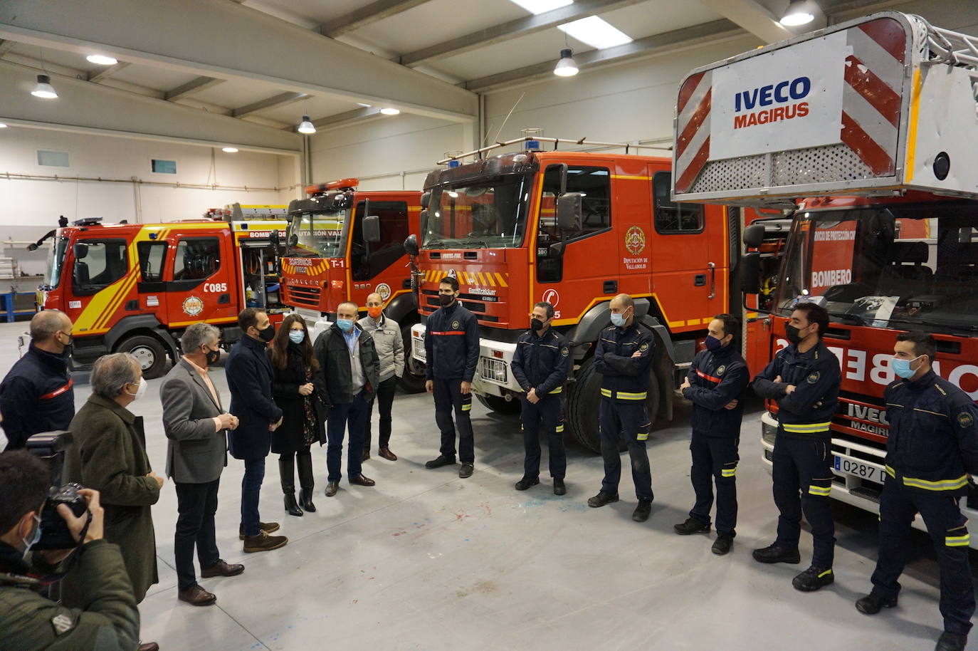 El alcalde de Arroyo, Sarbelio Fernández, dio la bienvenida a los nuevos bomberos del parque de Arroyo y les agradeció su esfuerzo y profesionalidad con los mejores deseos para el desempeño de sus funciones. 