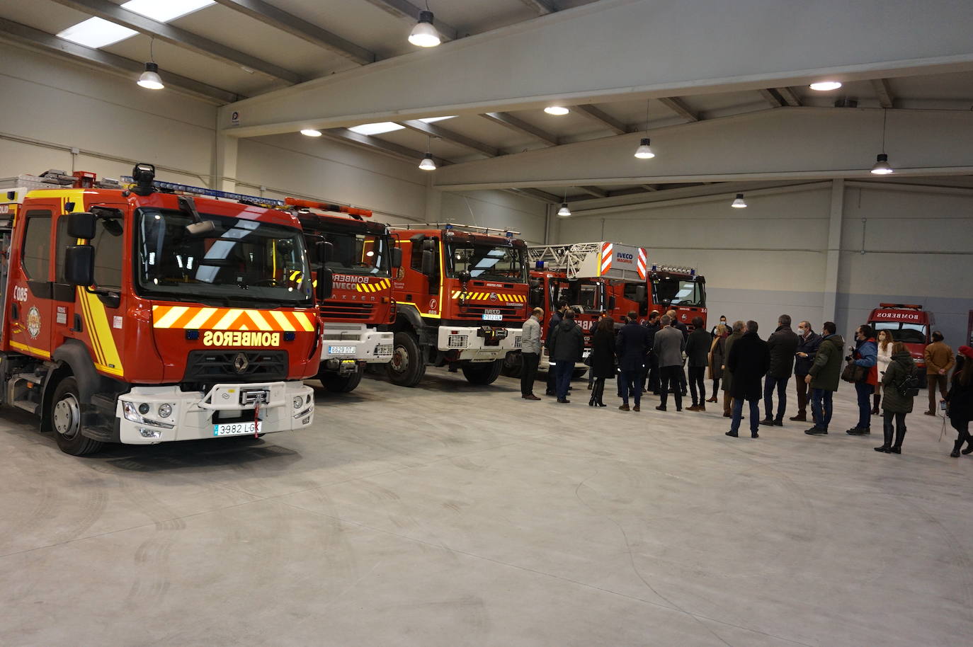 El alcalde de Arroyo, Sarbelio Fernández, dio la bienvenida a los nuevos bomberos del parque de Arroyo y les agradeció su esfuerzo y profesionalidad con los mejores deseos para el desempeño de sus funciones. 