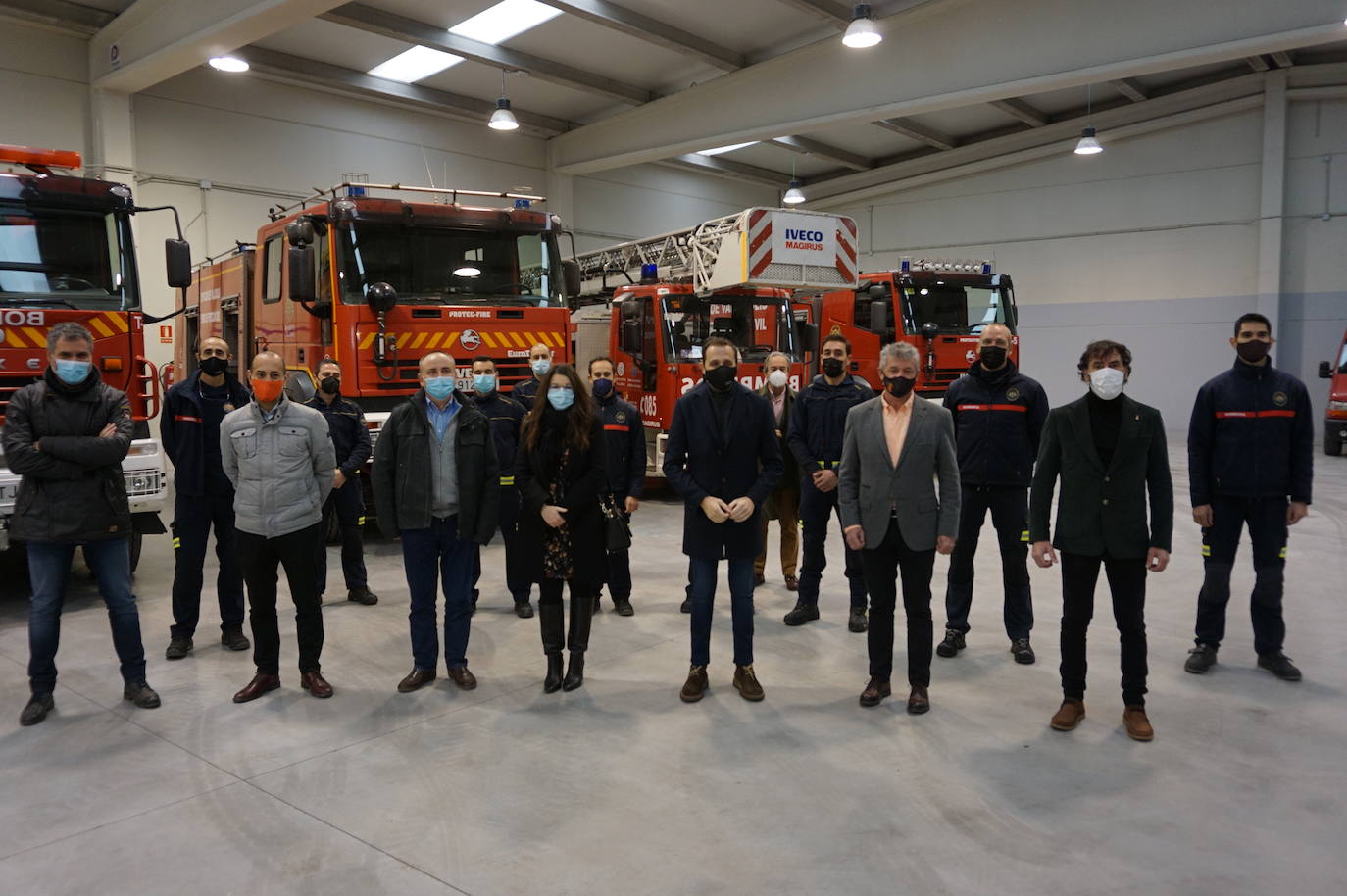 El alcalde de Arroyo, Sarbelio Fernández, dio la bienvenida a los nuevos bomberos del parque de Arroyo y les agradeció su esfuerzo y profesionalidad con los mejores deseos para el desempeño de sus funciones. 