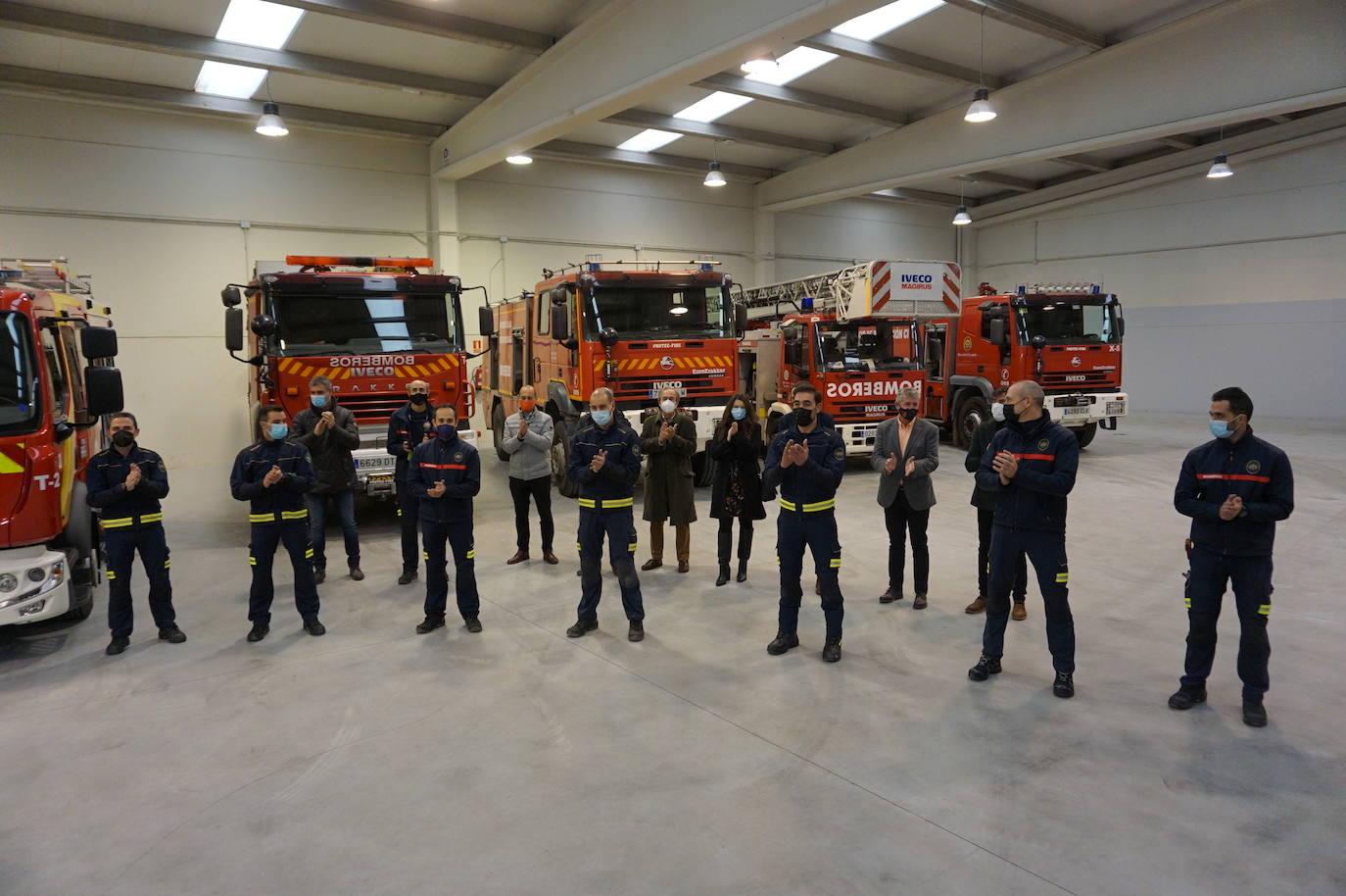 El alcalde de Arroyo, Sarbelio Fernández, dio la bienvenida a los nuevos bomberos del parque de Arroyo y les agradeció su esfuerzo y profesionalidad con los mejores deseos para el desempeño de sus funciones. 