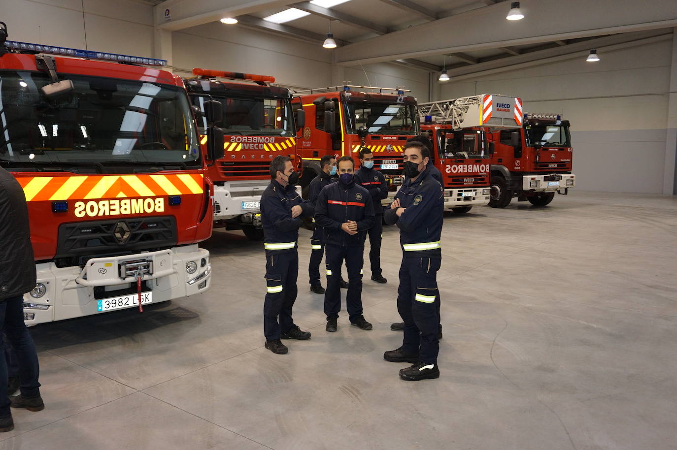 El alcalde de Arroyo, Sarbelio Fernández, dio la bienvenida a los nuevos bomberos del parque de Arroyo y les agradeció su esfuerzo y profesionalidad con los mejores deseos para el desempeño de sus funciones. 