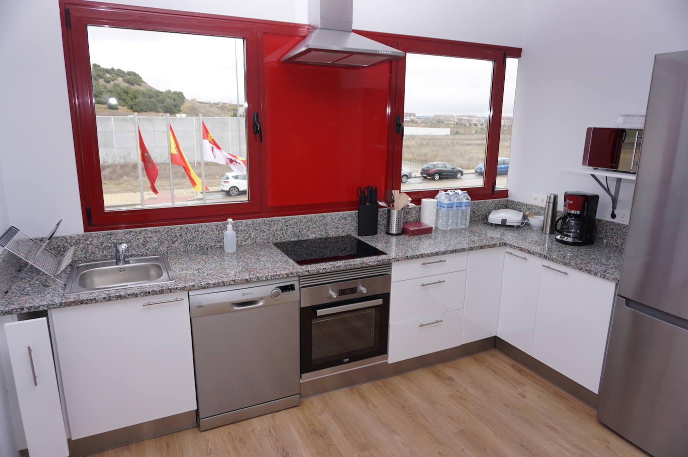 El alcalde de Arroyo, Sarbelio Fernández, dio la bienvenida a los nuevos bomberos del parque de Arroyo y les agradeció su esfuerzo y profesionalidad con los mejores deseos para el desempeño de sus funciones. 