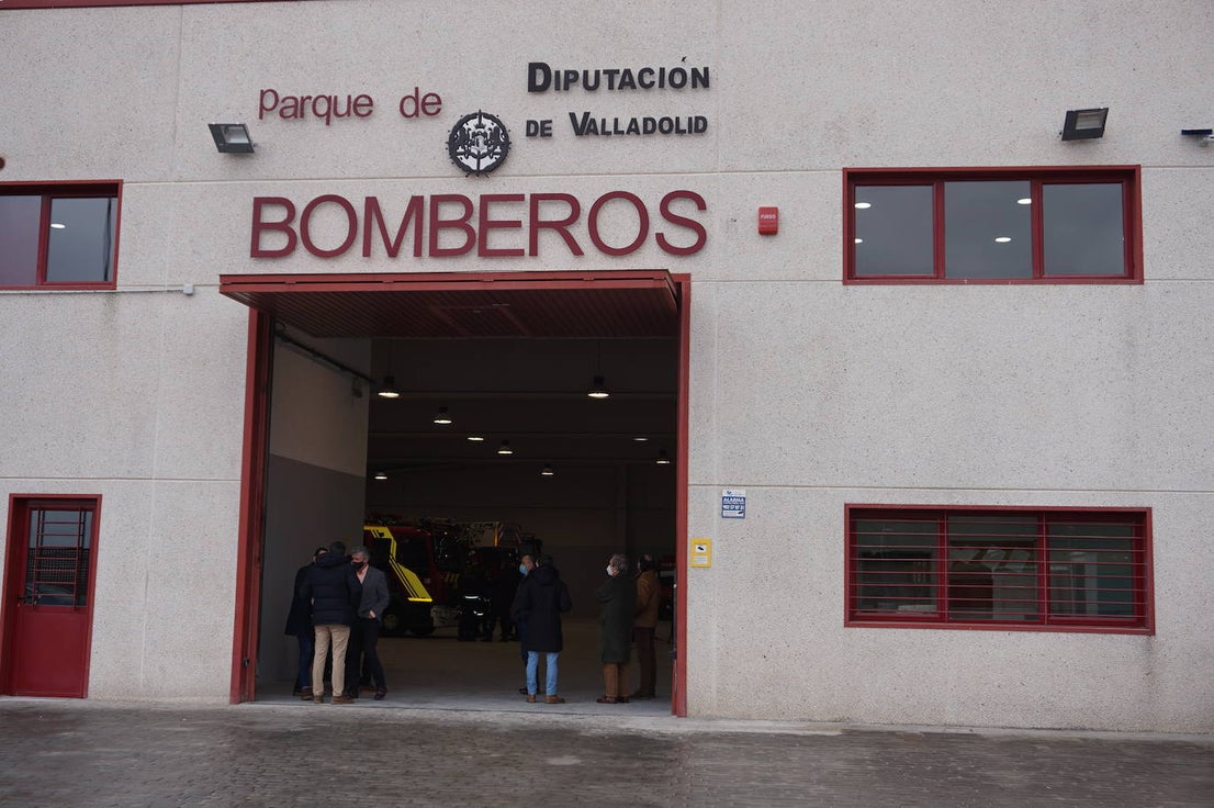 El alcalde de Arroyo, Sarbelio Fernández, dio la bienvenida a los nuevos bomberos del parque de Arroyo y les agradeció su esfuerzo y profesionalidad con los mejores deseos para el desempeño de sus funciones. 