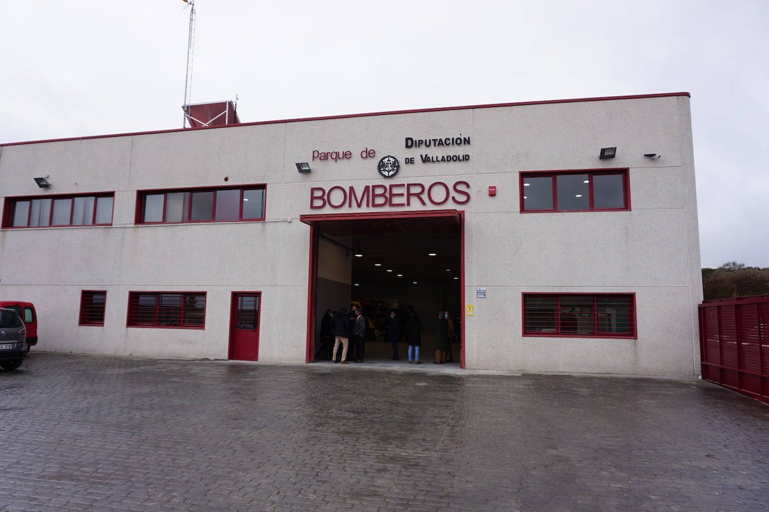 El alcalde de Arroyo, Sarbelio Fernández, dio la bienvenida a los nuevos bomberos del parque de Arroyo y les agradeció su esfuerzo y profesionalidad con los mejores deseos para el desempeño de sus funciones. 