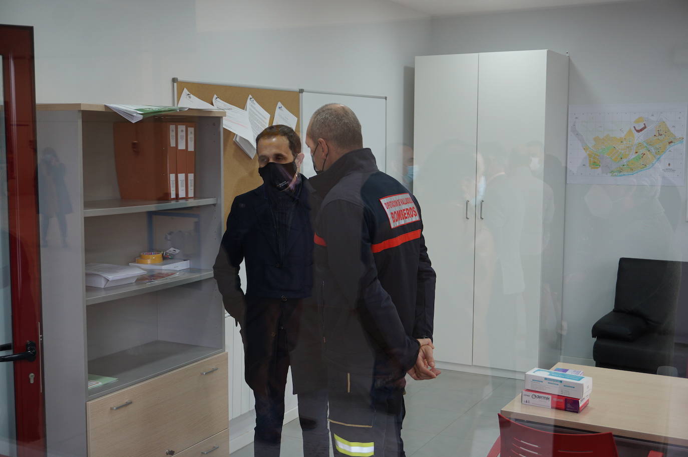 El alcalde de Arroyo, Sarbelio Fernández, dio la bienvenida a los nuevos bomberos del parque de Arroyo y les agradeció su esfuerzo y profesionalidad con los mejores deseos para el desempeño de sus funciones. 