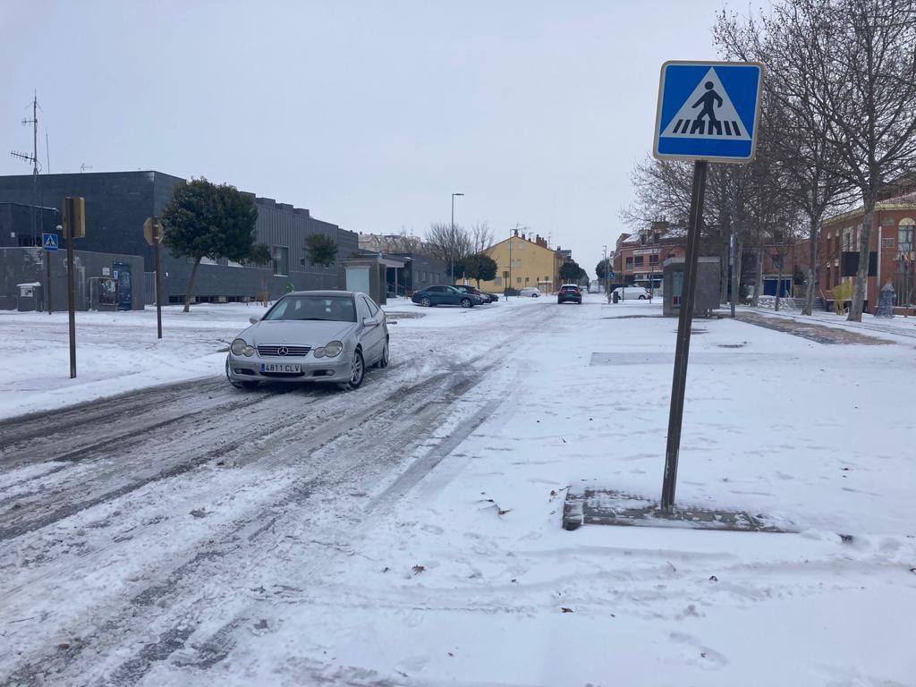 Aspecto que presentaba la plaza España de La Flecha, en Arroyo de la Encomienda,a primera hora de la mañana. 