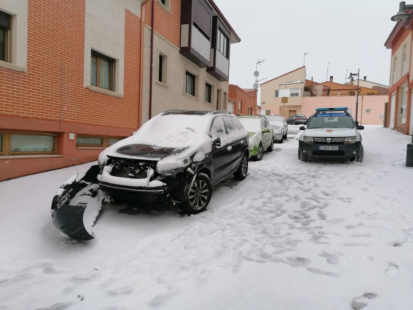 Aspecto que presentaba la plaza España de La Flecha, en Arroyo de la Encomienda,a primera hora de la mañana. 