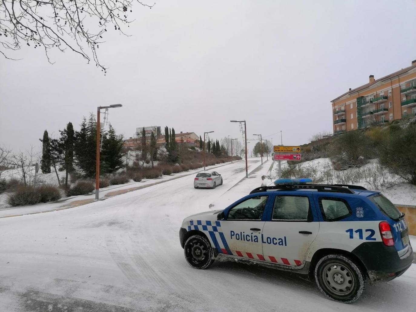 Aspecto que presentaba la plaza España de La Flecha, en Arroyo de la Encomienda,a primera hora de la mañana. 