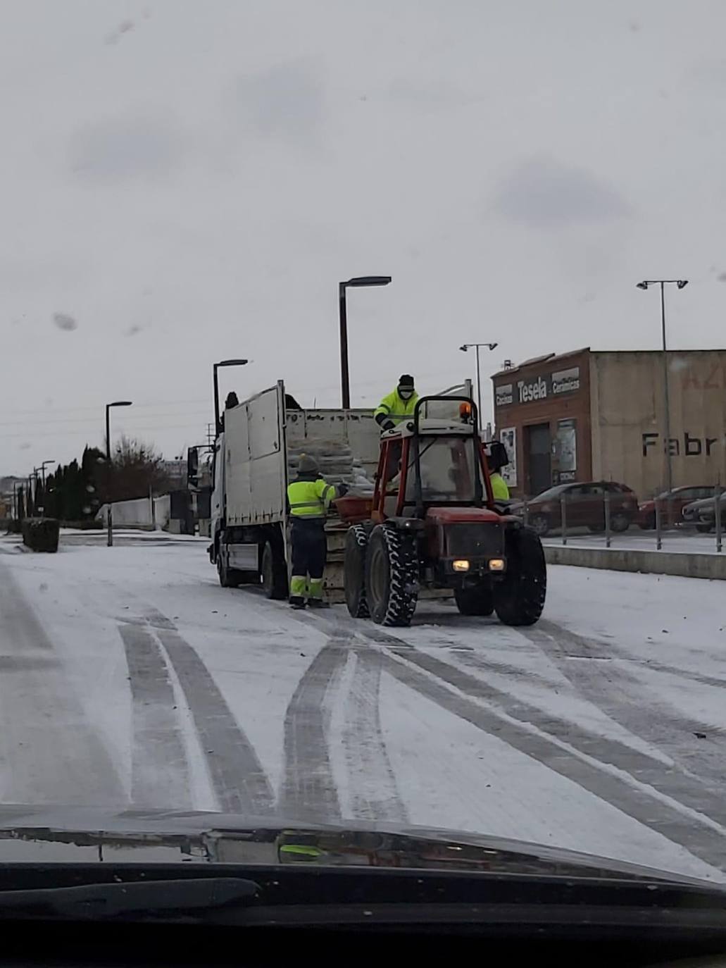 Aspecto que presentaba la plaza España de La Flecha, en Arroyo de la Encomienda,a primera hora de la mañana. 
