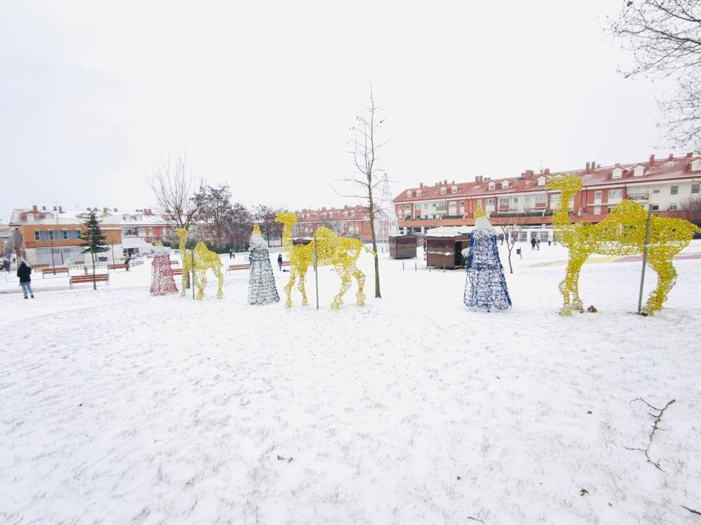 Aspecto que presentaba la plaza España de La Flecha, en Arroyo de la Encomienda,a primera hora de la mañana. 