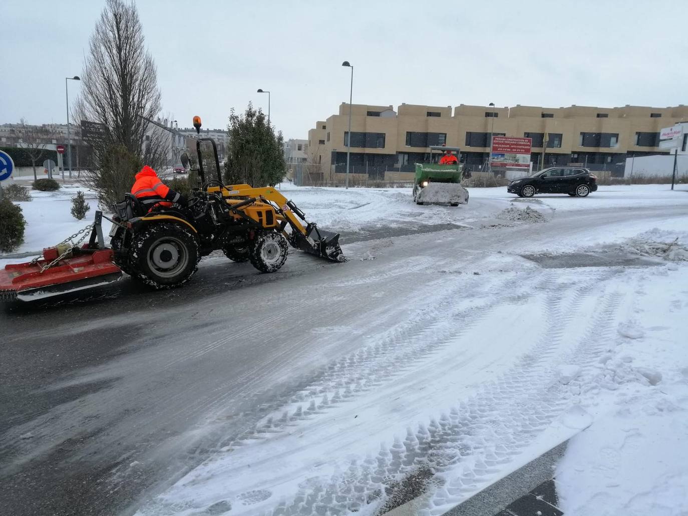 Aspecto que presentaba la plaza España de La Flecha, en Arroyo de la Encomienda,a primera hora de la mañana. 