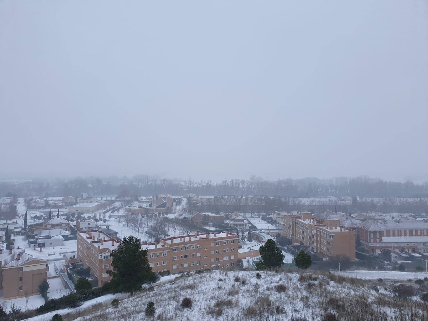 Aspecto que presentaba la plaza España de La Flecha, en Arroyo de la Encomienda,a primera hora de la mañana. 