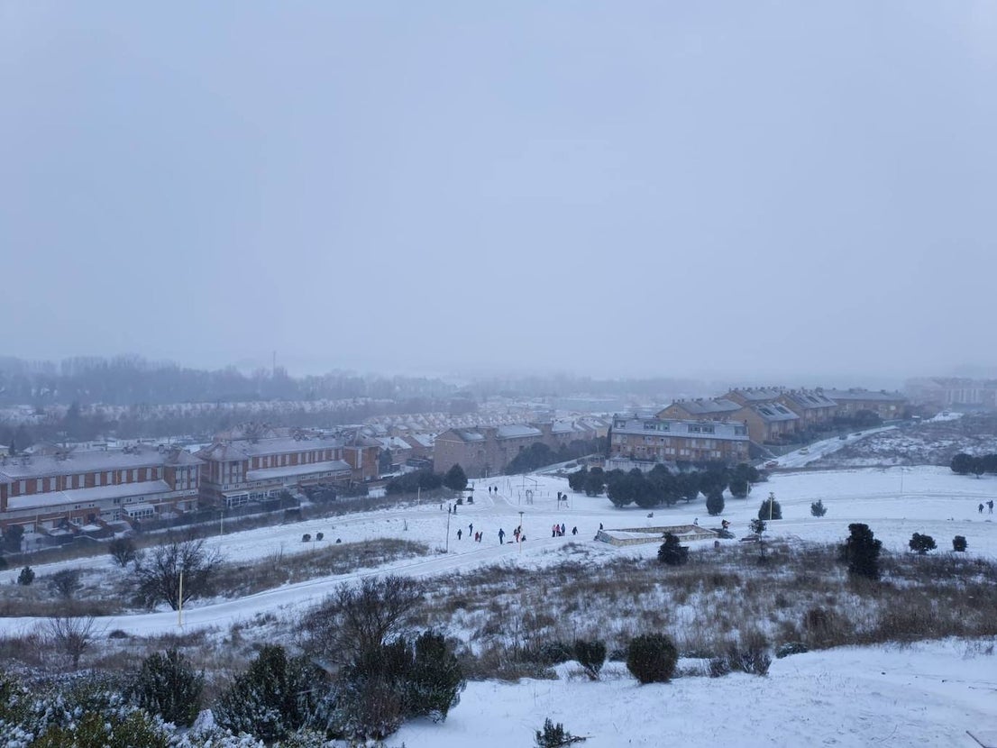 Aspecto que presentaba la plaza España de La Flecha, en Arroyo de la Encomienda,a primera hora de la mañana. 