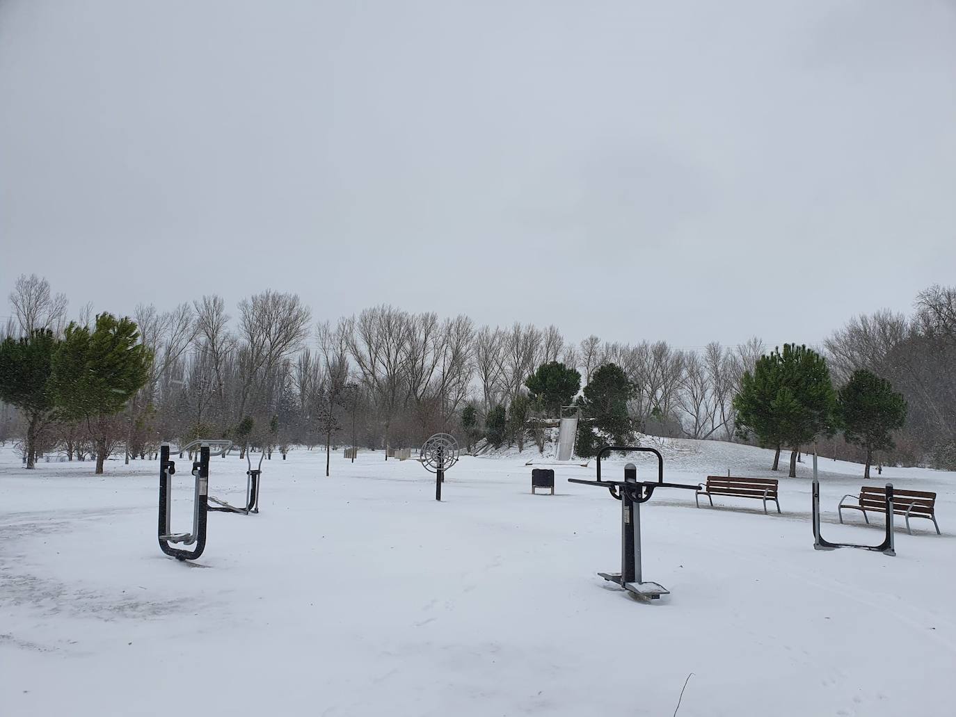 Aspecto que presentaba la plaza España de La Flecha, en Arroyo de la Encomienda,a primera hora de la mañana. 