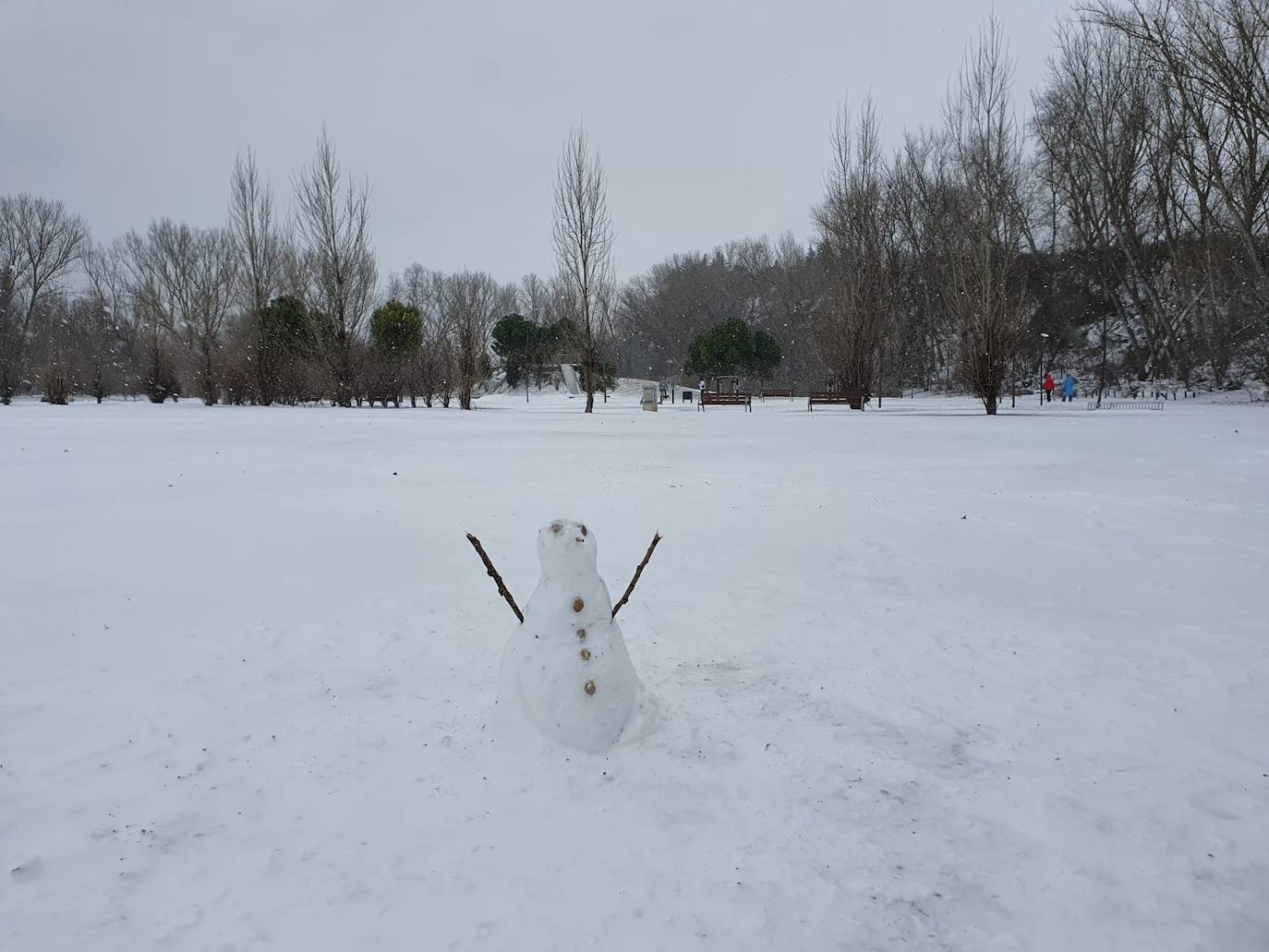 Aspecto que presentaba la plaza España de La Flecha, en Arroyo de la Encomienda,a primera hora de la mañana. 